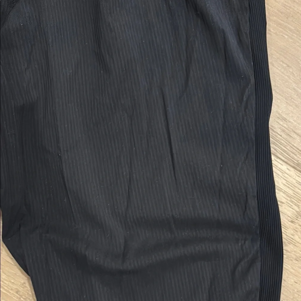 Lululemon Women’s  Black Jogger Pants, size 4. EUC - Picture 4 of 6